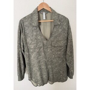 Athleta Size XL‎ Zuma Printed V-Neck Top Viper Shadow Olive Athleisure Stretch